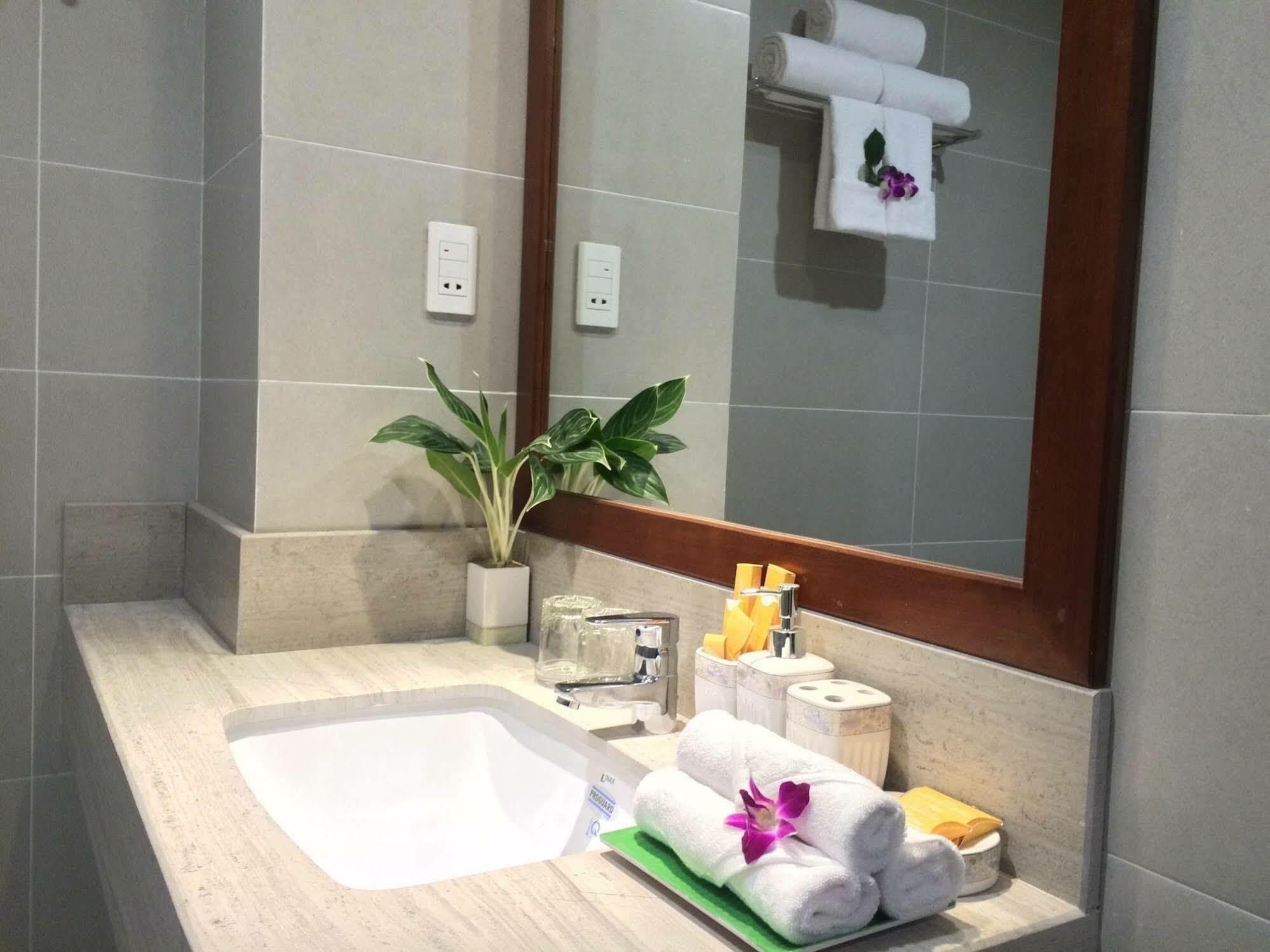 Ocean Flower Hotel Da Nang Exterior photo